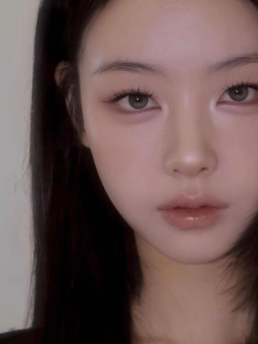 Photo by 벨르메종 원장 | 다희•채희 on January 04, 2026. May be a closeup of one or more people, hair, eyeliner and makeup.