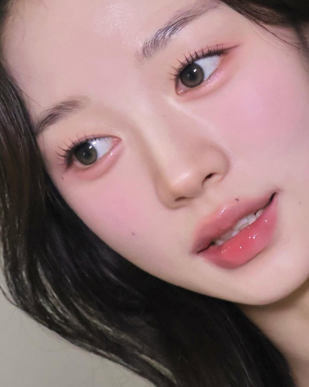 Photo by 벨르메종 원장 | 다희•채희 on January 17, 2026. May be a closeup of one or more people, lipstick, hair and eyeliner.