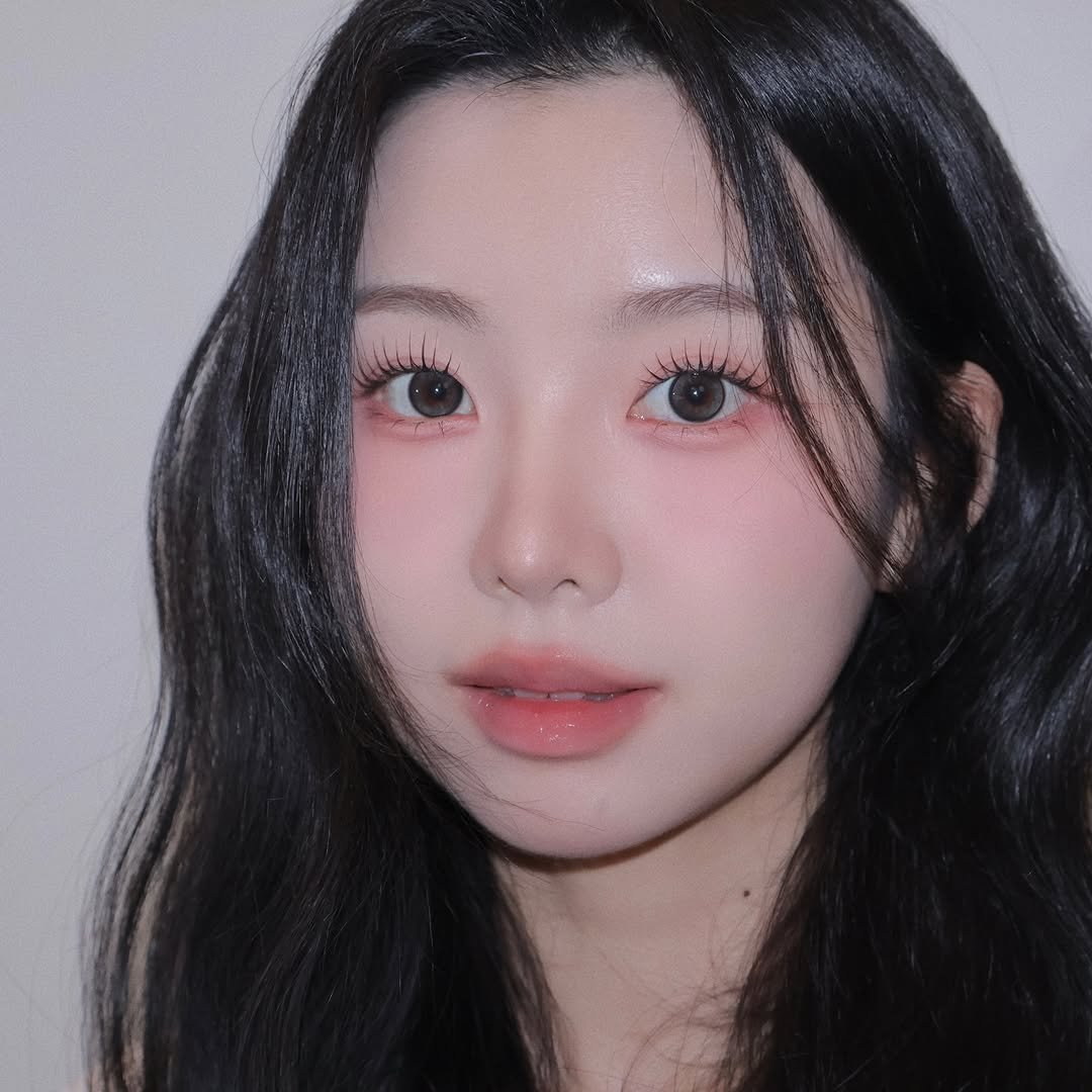 Photo by 벨르메종 원장 | 다희•채희 in 벨르메종. May be a closeup of one or more people, makeup, hair and text.