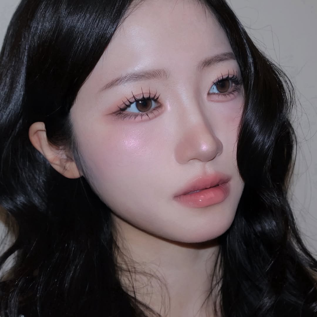 Photo by 벨르메종 원장 | 다희•채희 in 벨르메종. May be a closeup of one or more people, eyeliner, hair, makeup, lipstick and text.