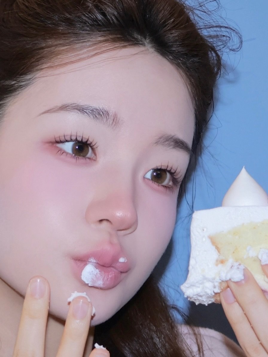 Photo by 벨르메종 원장 | 다희•채희 on January 20, 2026. May be a closeup of one or more people, hair, pie and cheesecake.