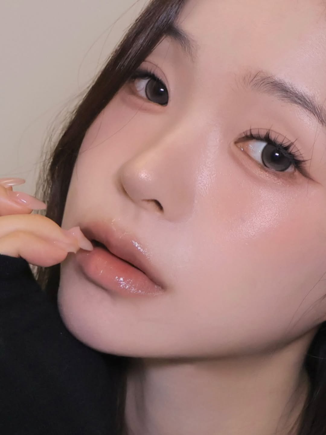 Photo by 벨르메종 원장 | 다희•채희 on January 15, 2026. May be a closeup of one or more people, hair, lipstick and makeup.