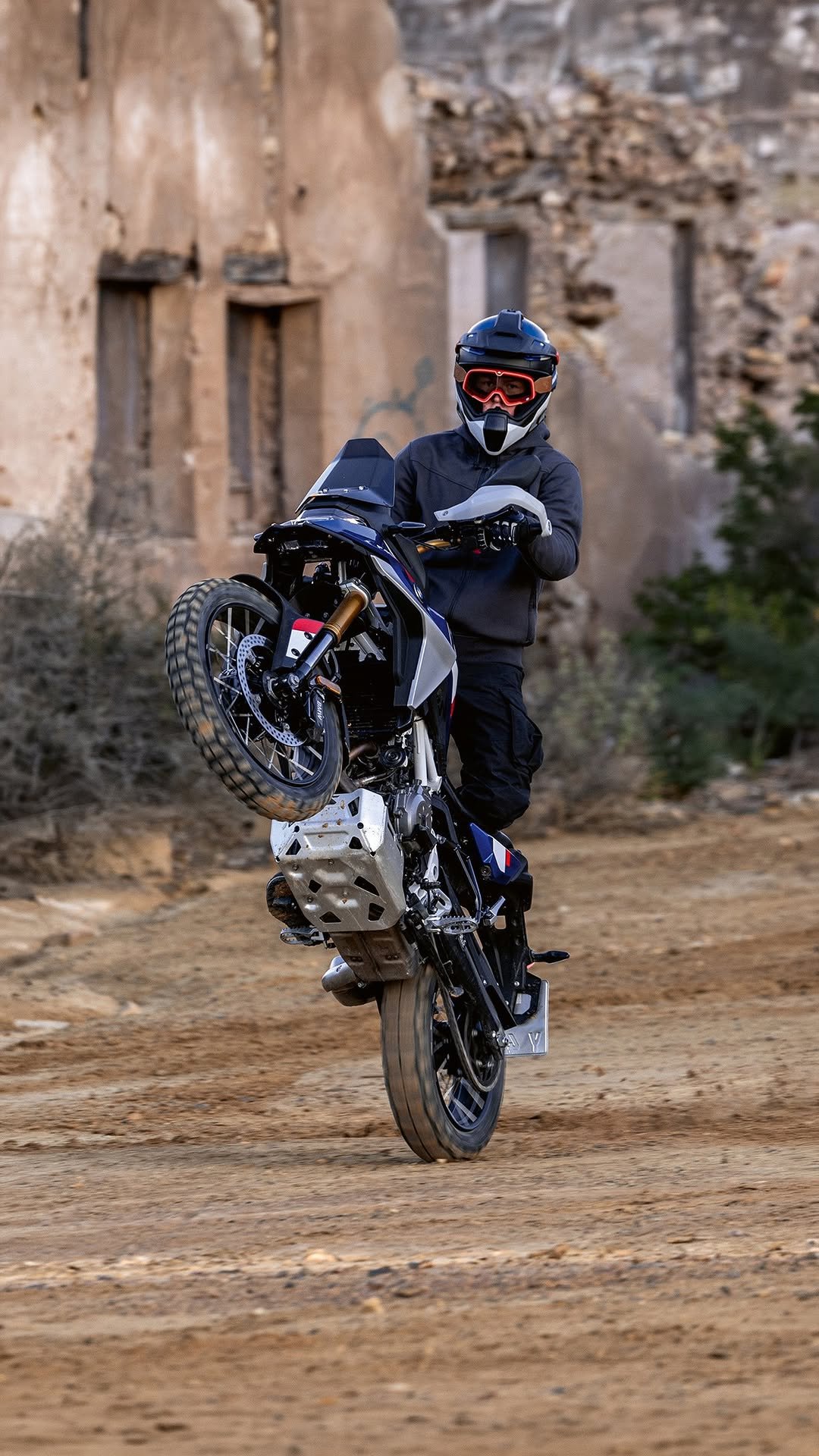 bmwmotorrad 게시물 이미지: 450 reasons to leave the road....