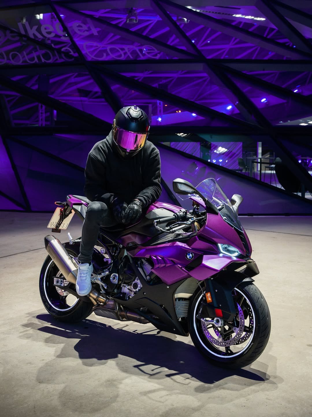 bmwmotorrad 게시물 이미지: Purple looks good on Munich. 💜

BTS brought...