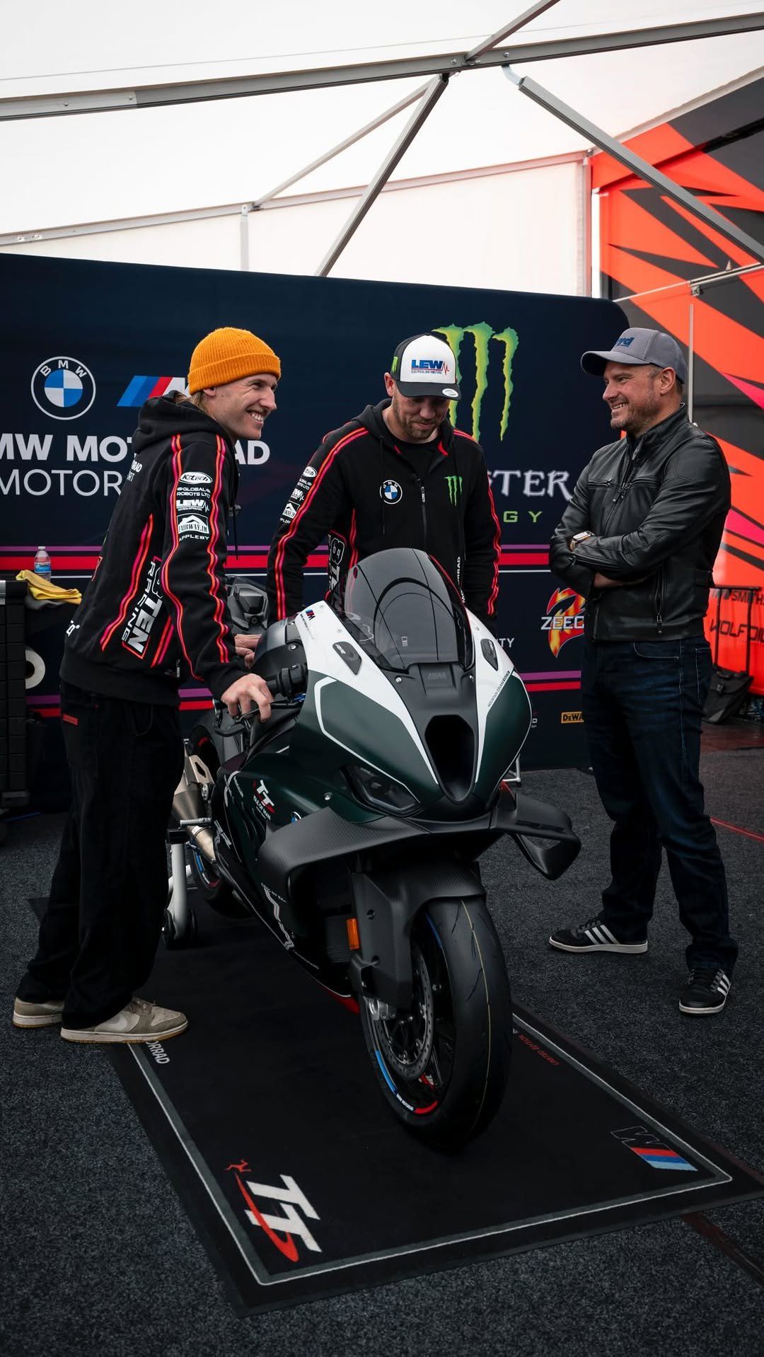 bmwmotorrad 게시물 이미지: Legacy, reduced to essentials.
Explained by...