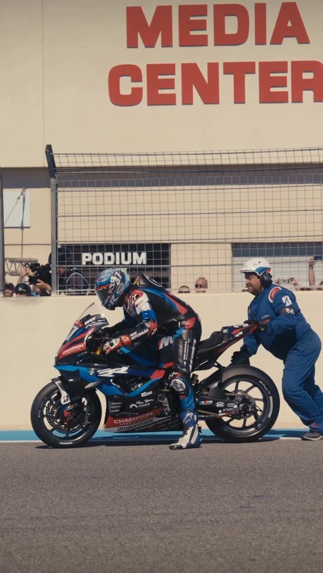 bmwmotorrad 게시물 이미지: The race is ooooonnnnnn! 🟢

@fim_ewc_official...