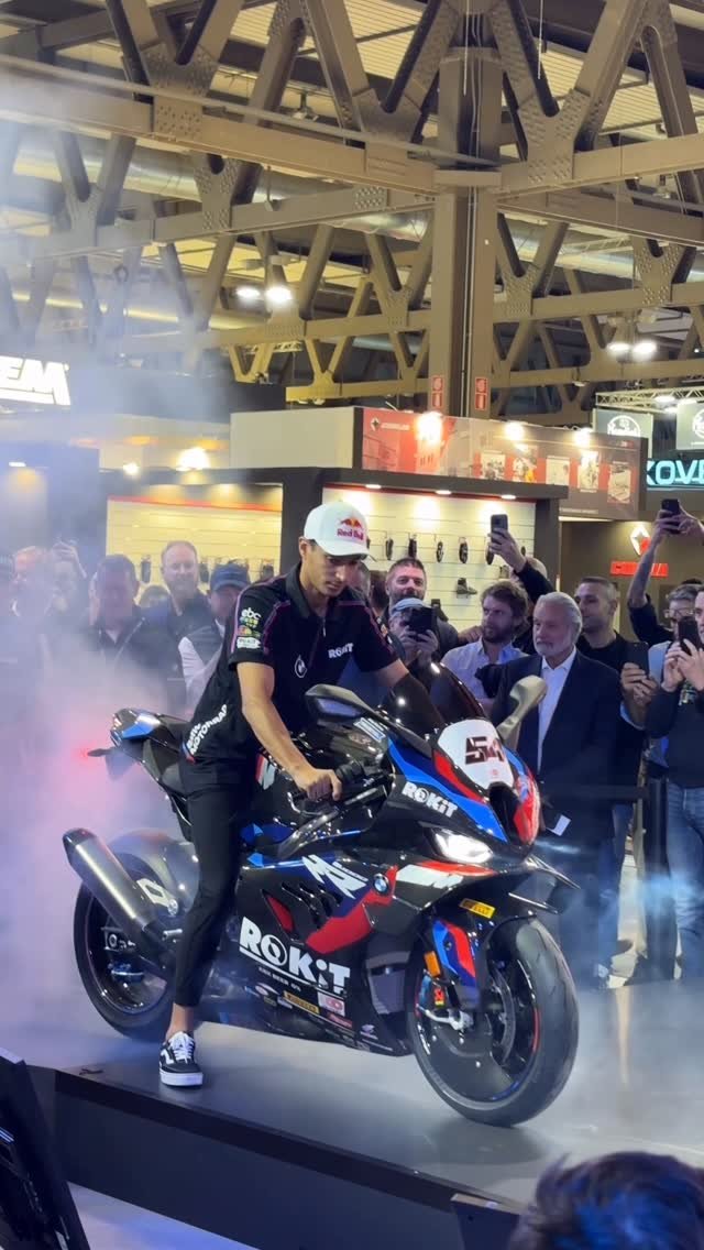 bmwmotorrad 게시물 이미지: That one-of-a-kind way of stepping on stage...