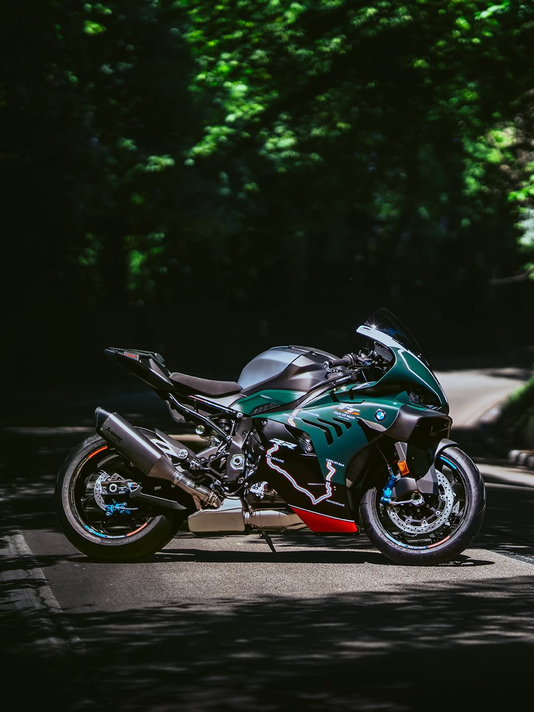 bmwmotorrad 게시물 이미지: Calm before the course. 🇮🇲

The M 1000 RR...
