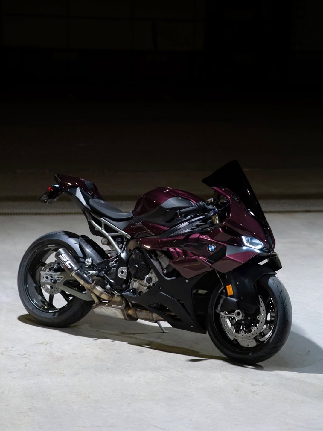 bmwmotorrad 게시물 이미지: Lurking in the dark like it owns it.

🏍️...