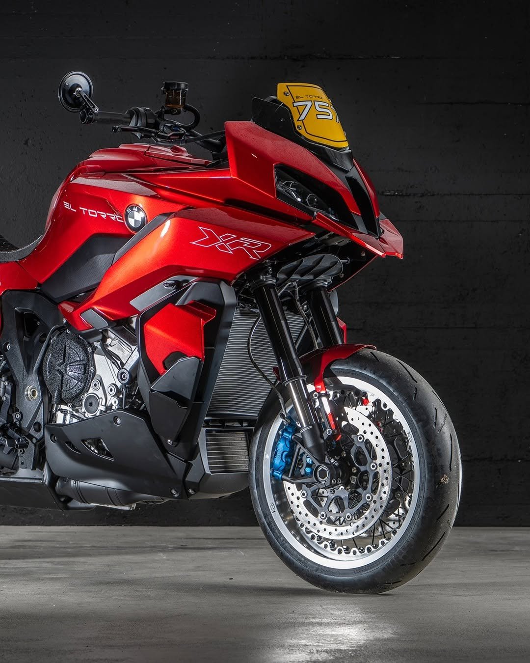 bmwmotorrad 게시물 이미지: Built to break limits. 

...and look...