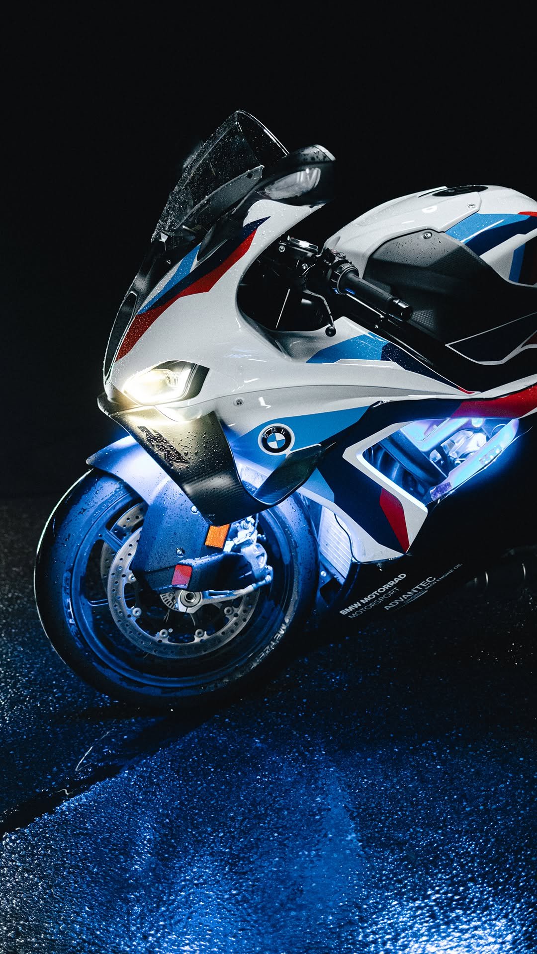 bmwmotorrad 게시물 이미지: Lighting up the rainy night. M Style....