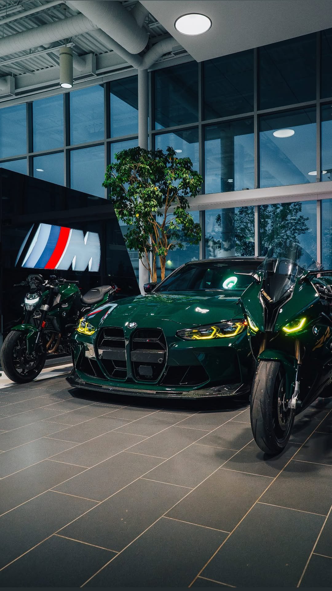 bmwmotorrad 게시물 이미지: Squad Goals: British Racing Green Edition. 🔥...