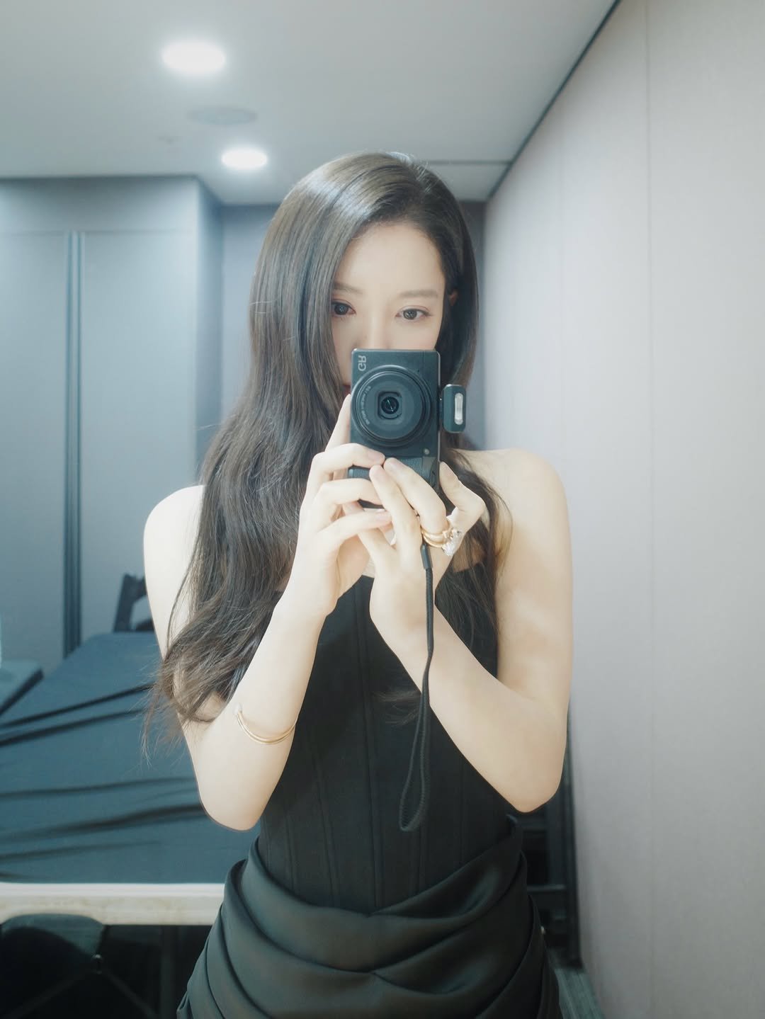 Photo by 김지연 Kim Ji Yeon on December 20, 2025. May be an image of one or more people, hair, dress, mirror and text.