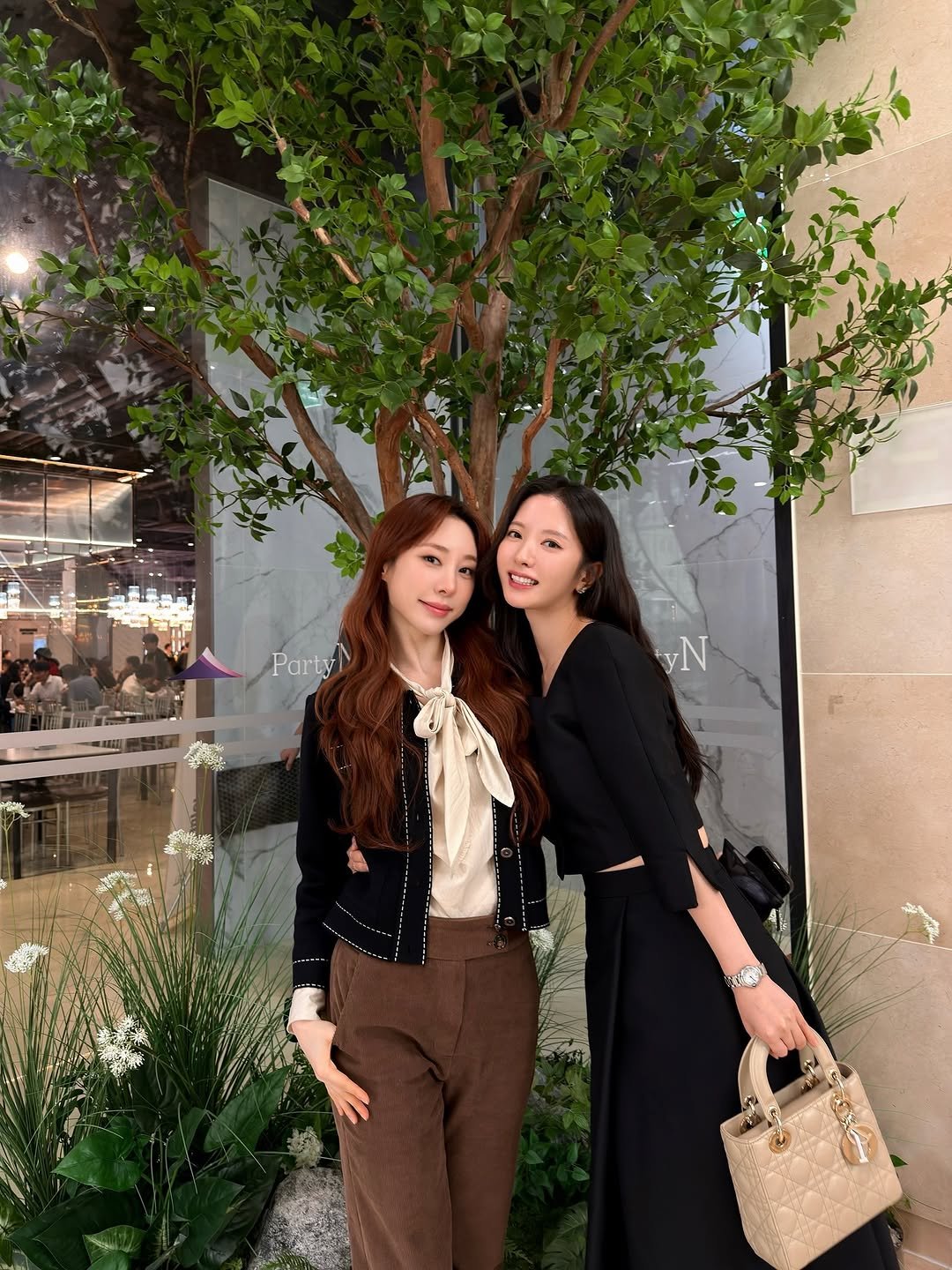 Photo shared by 김지연 Kim Ji Yeon on October 20, 2025 tagging @uyj__0803. May be an image of ‎one or more people, suit, blazer and ‎text that says '‎جن Party ት yN‎'‎‎.