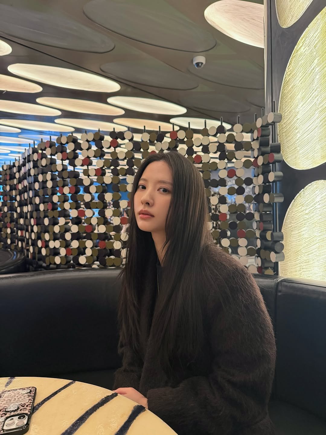 Photo by 김지연 Kim Ji Yeon on December 02, 2025. May be an image of one or more people, hair, duffle coat, sable coat, parka and text.