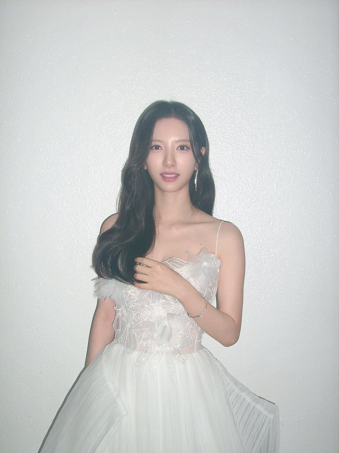 Photo by 김지연 Kim Ji Yeon on October 11, 2025. May be an image of one or more people, hair, dress and text.