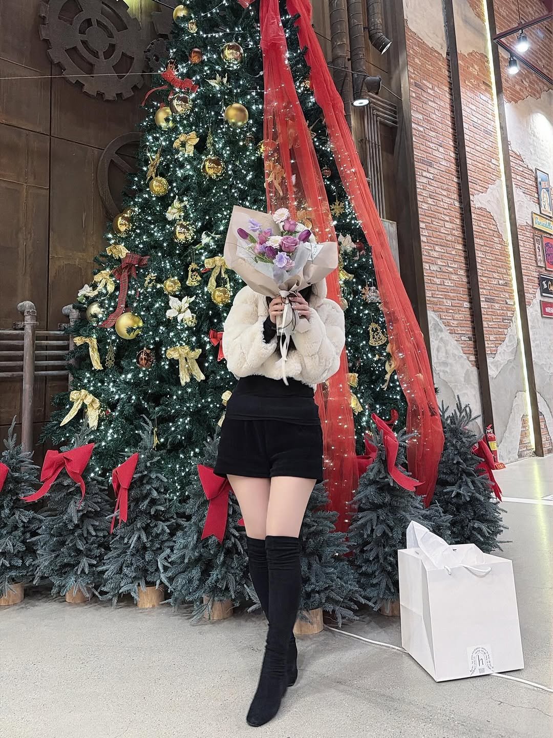 Photo by MUYU. 무유 on December 27, 2025. May be an image of christmas tree, tinsel, miniskirt, costume and text.