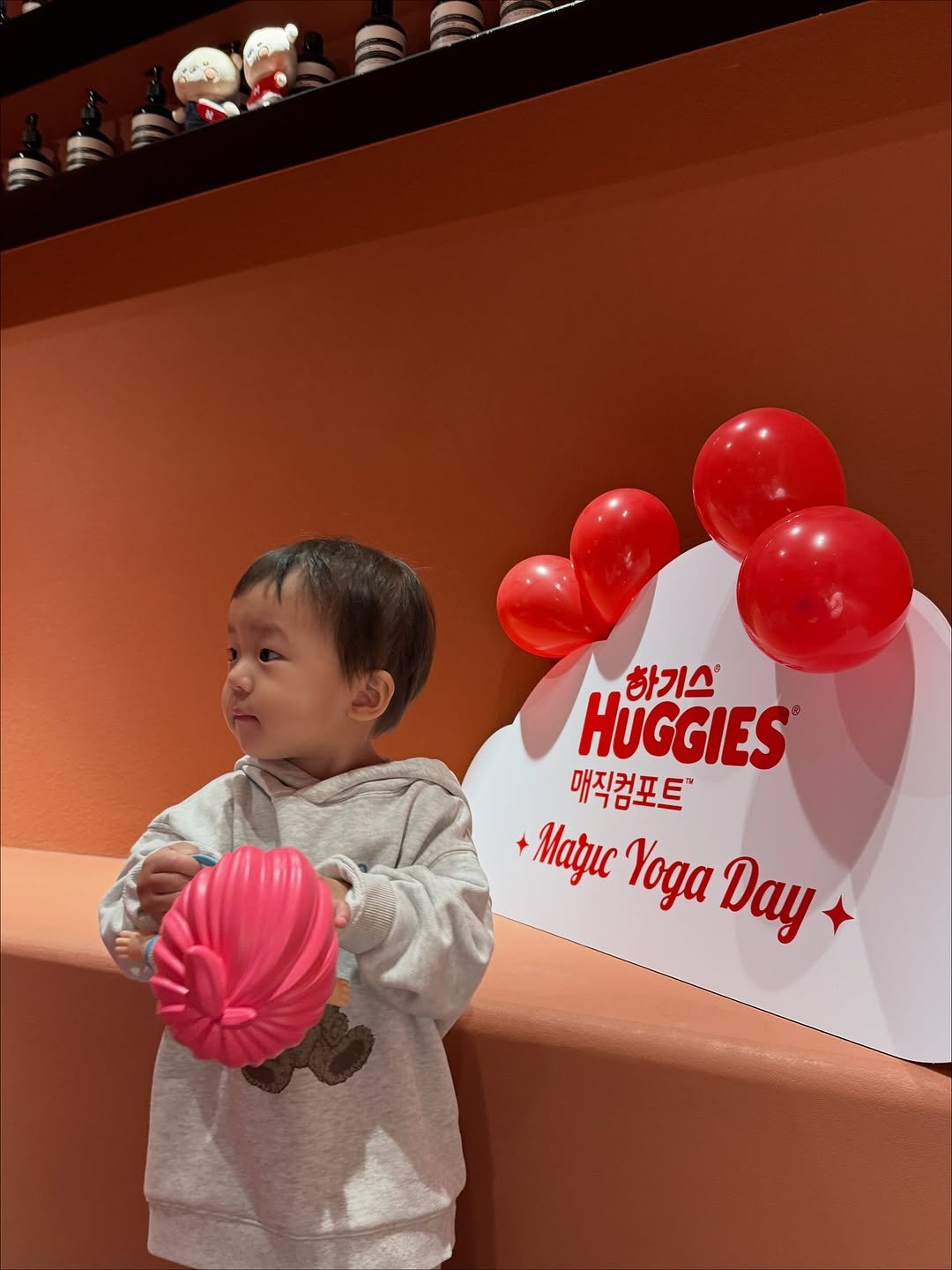 Photo shared by 석아영 on November 04, 2025 tagging @huggies_korea. May be an image of baby, standing, heart, cake, lollipop, balloon and text that says '하기스 HUGGIES 매직컴포트' + Mayuc Yoga Day'.