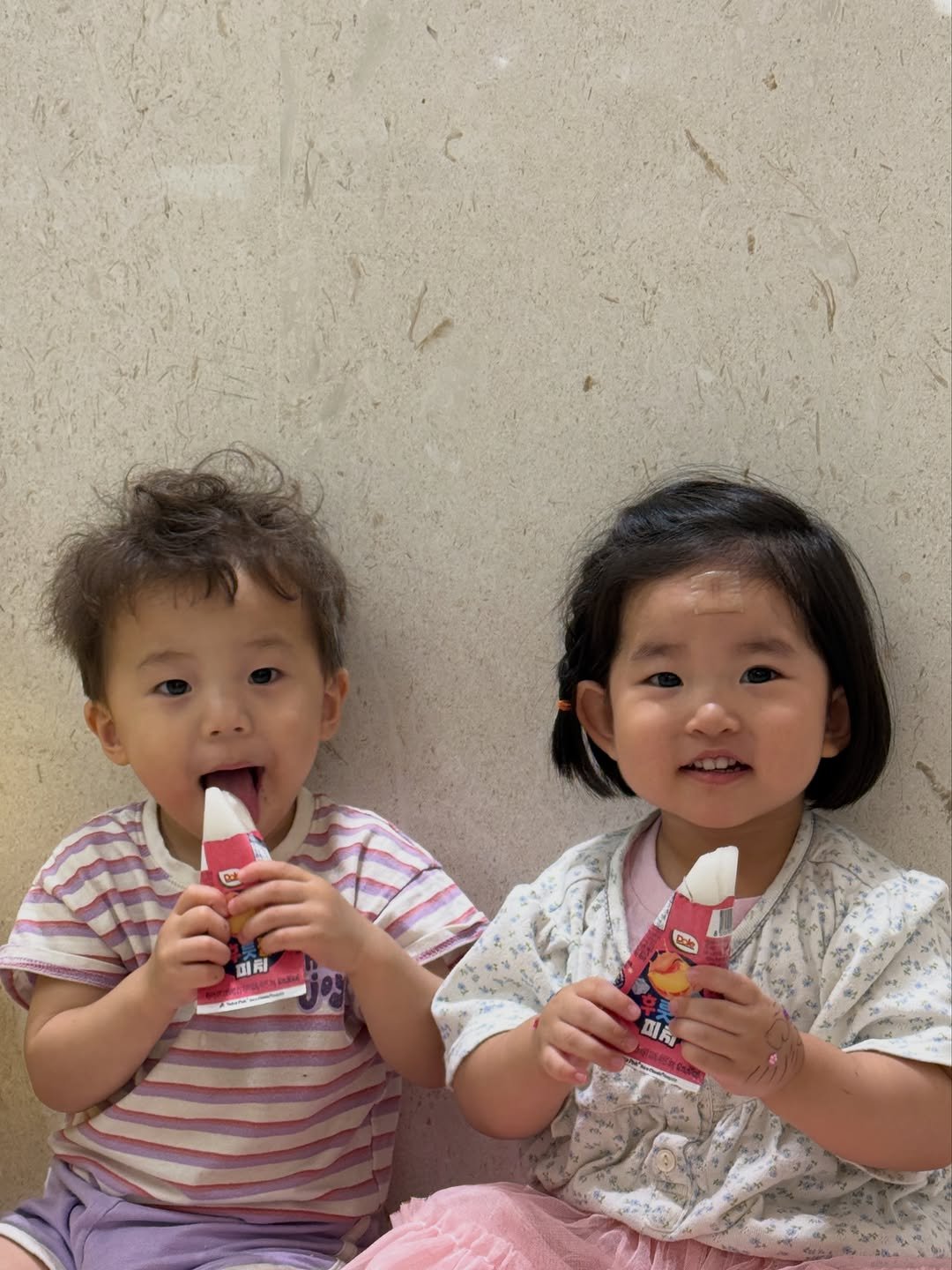 boamom_97 게시물 이미지: 👧🏻🤍🦖
이나공주와 크앙왕자
ㅋㅋㅋㅋㅋㅋㅋㅋㅋㅋ

보아한테 꾸밈당해서
양말 네개...