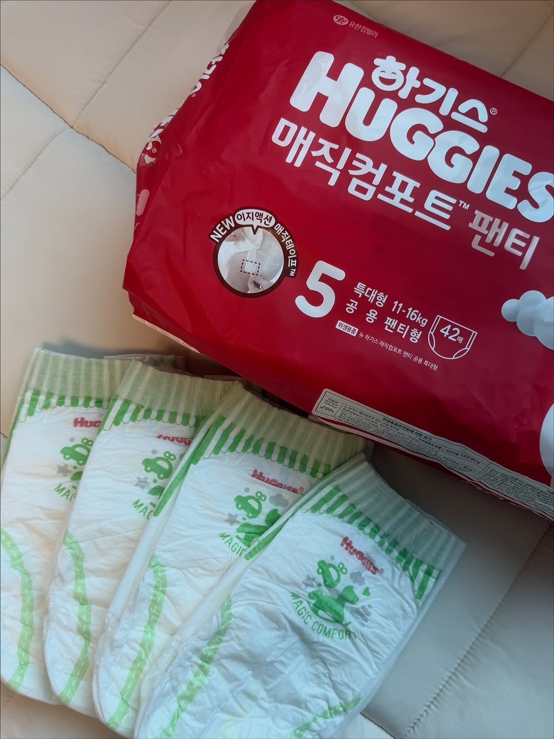 Photo shared by 석아영 on November 09, 2025 tagging @huggies_korea. May be an image of diaper, paper towel and text.