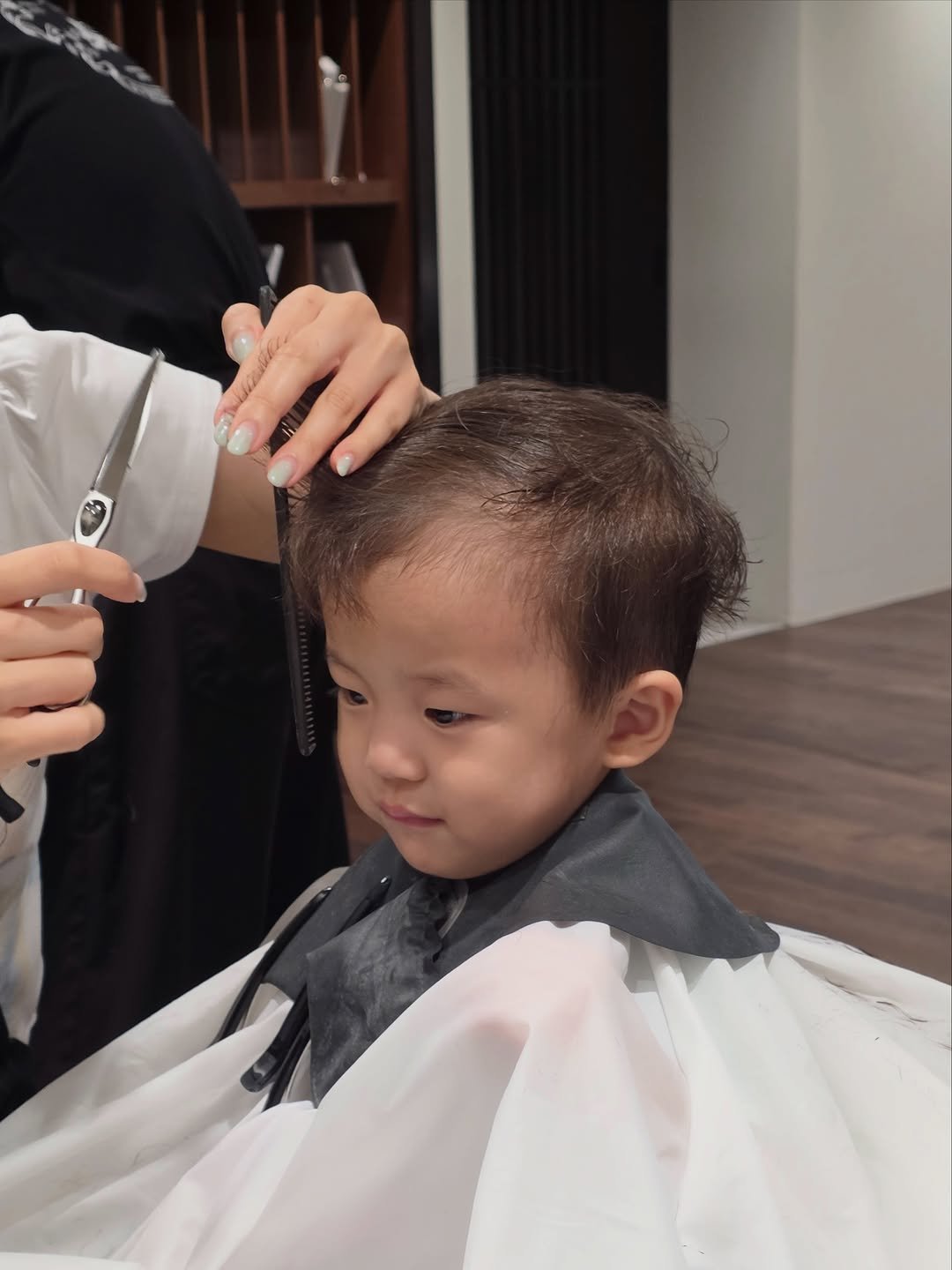 boamom_97 게시물 이미지: 💇🏻‍♀️✨
커트하러가면 30초면 끝났던
베이비지원은 어디로 가버리고
이제 자를...