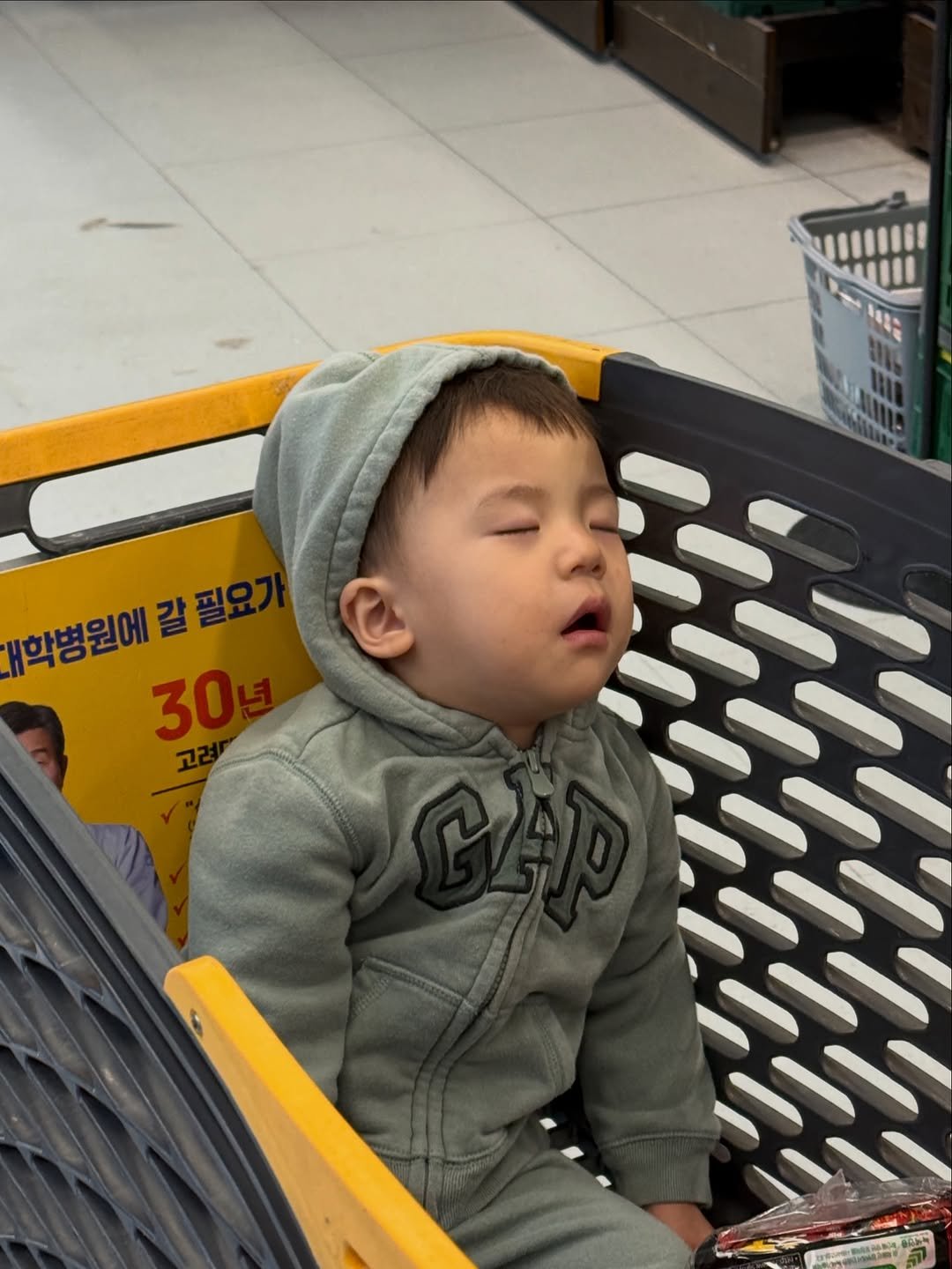 Photo by 뽀아맘 석아영 | 귀염둥이 남매 육아일상🐻🐰 on February 17, 2026. May be an image of baby, sleeping, shopping cart, buggy and text that says '학병원에갈필요 약병원에 갈필요 30'.