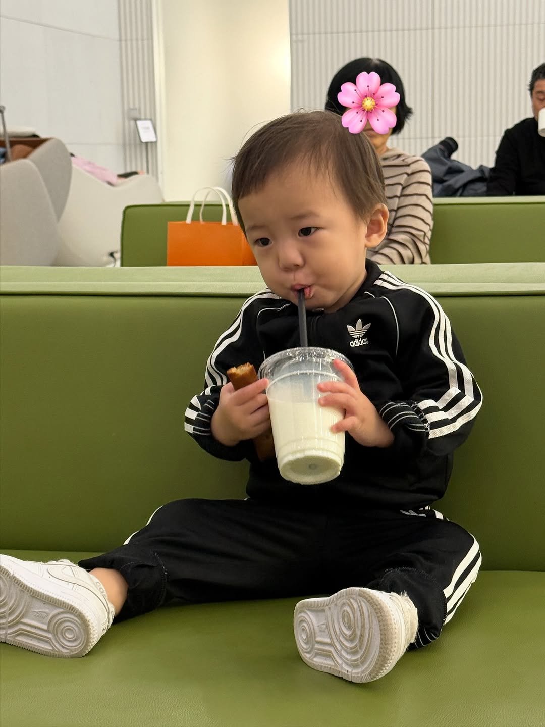 Photo shared by 석아영 on October 27, 2025 tagging @huggies_korea. May be an image of baby, juice, smoothie and text.