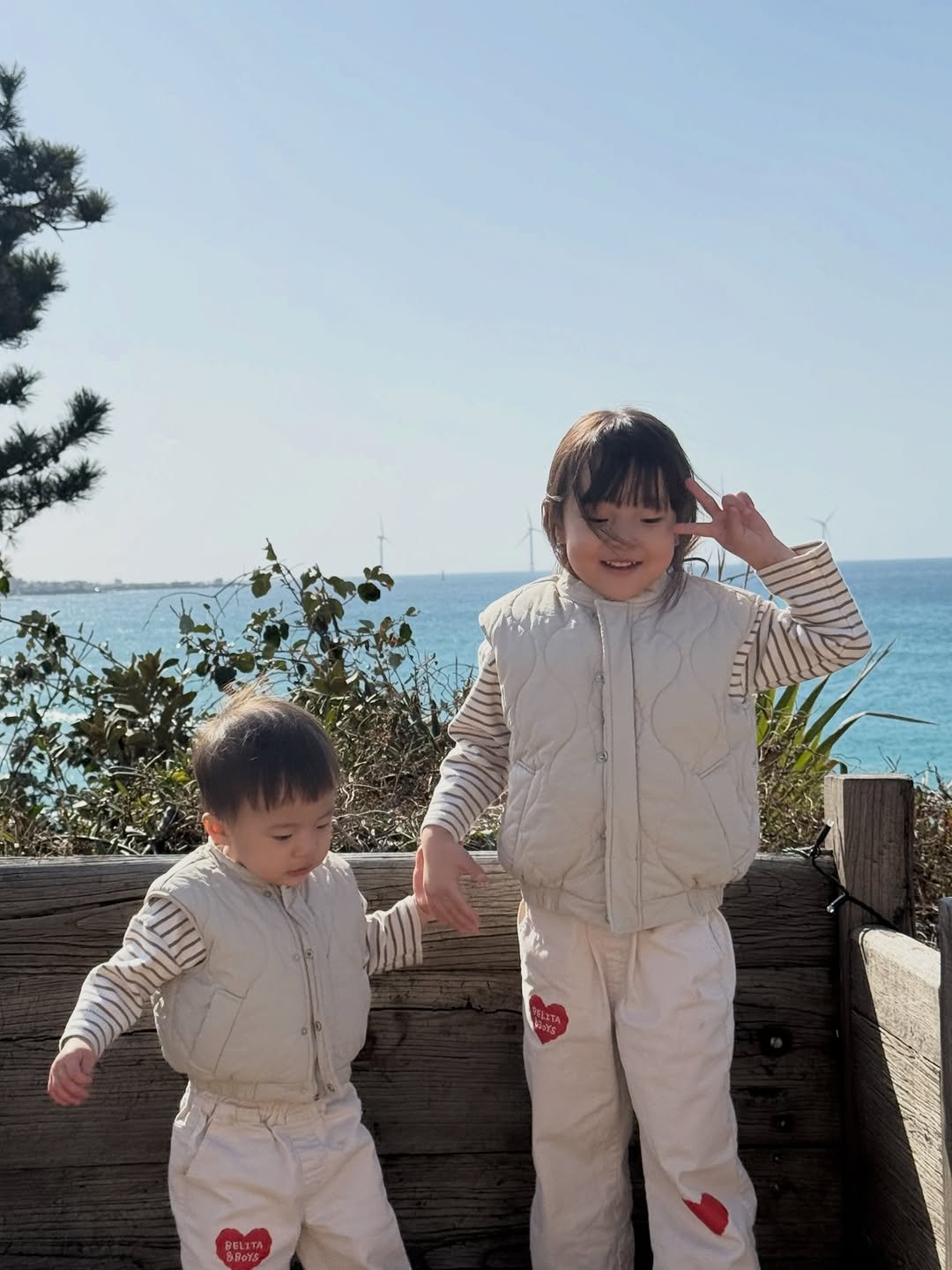 Photo by 뽀아맘 석아영 | 귀염둥이 남매 육아일상🐻🐰 on February 23, 2026. May be an image of baby, duffle coat, outdoors and text.