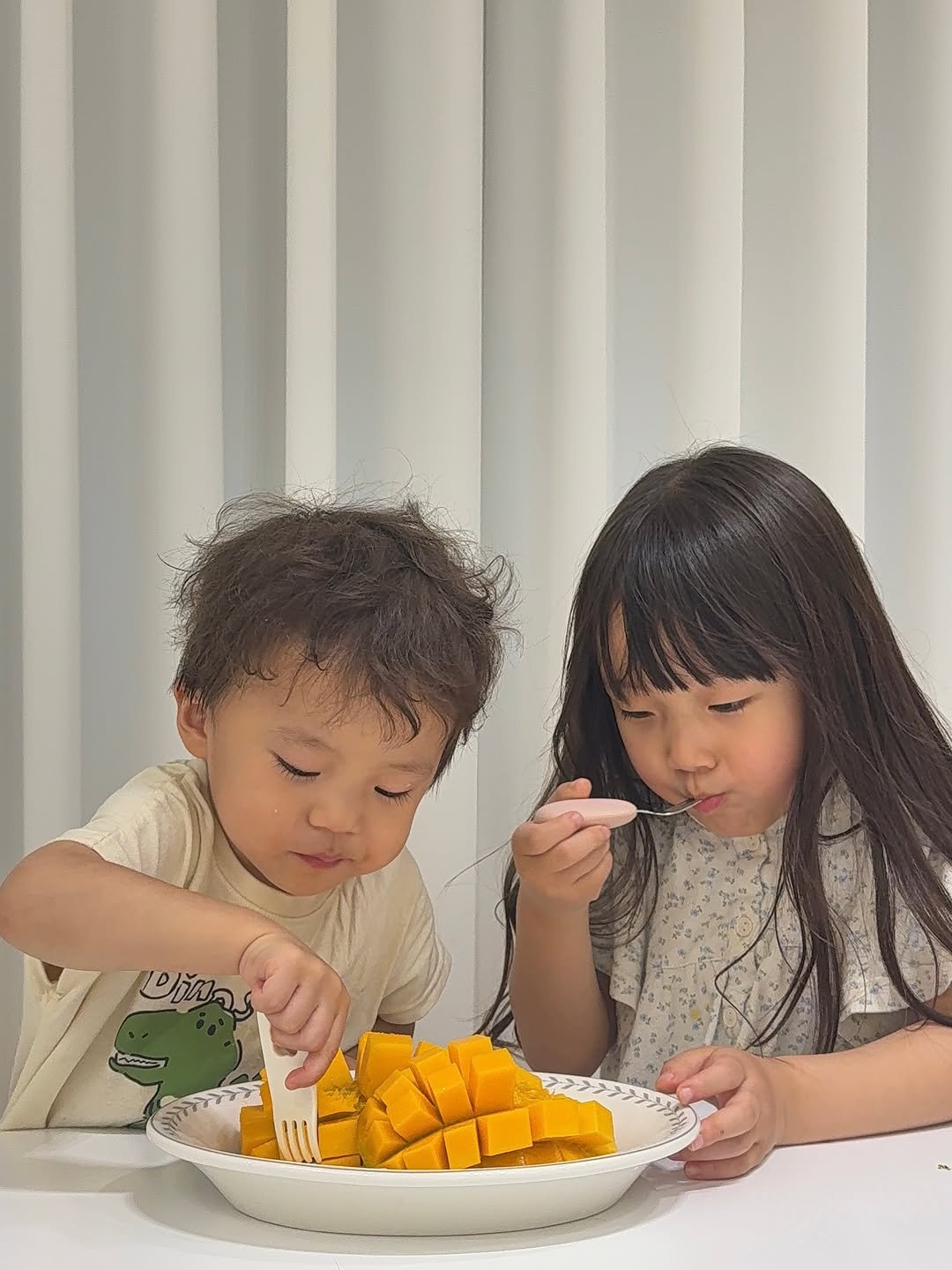 boamom_97 게시물 이미지: 🥭🍉
여름과일 맘-껏 즐기는 요즘🫶🏻
과일돌이 남매 덕분에
냉장고 속에 과일이...