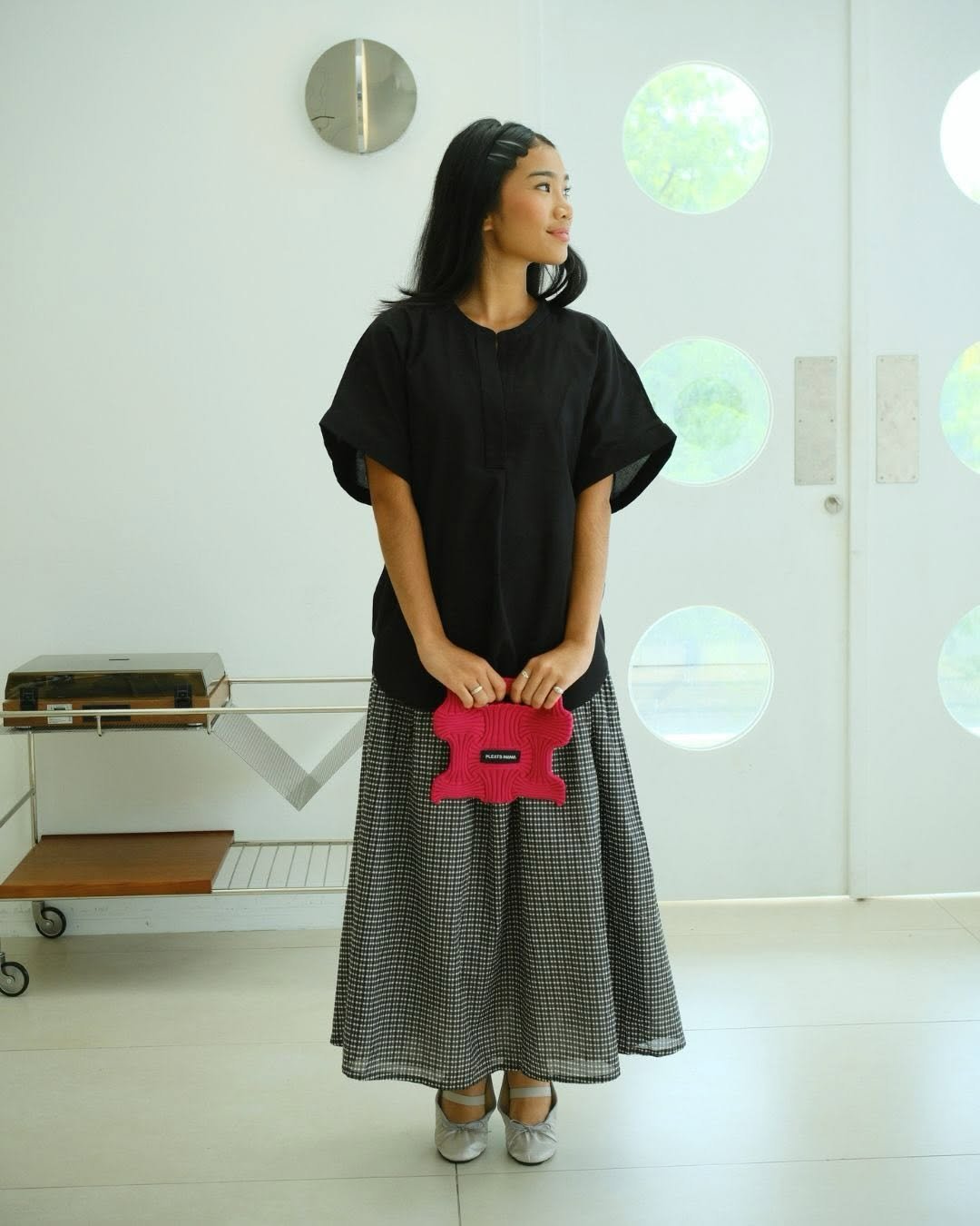 bobo_tokyo 게시물 이미지: Black top, checkered skirt, and one bold pink...