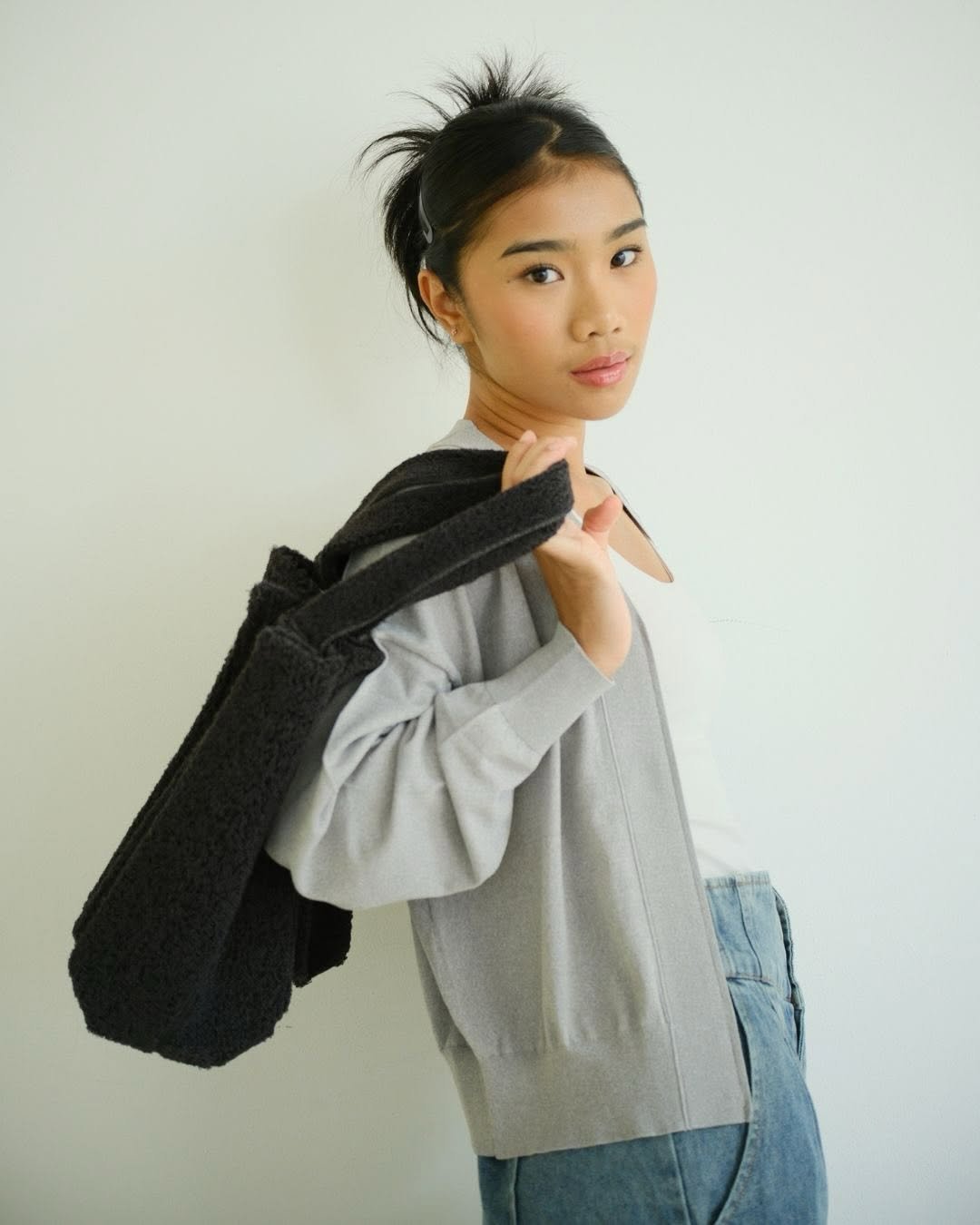 bobo_tokyo 게시물 이미지: A zip-front knit cardigan, relaxed and easy to...