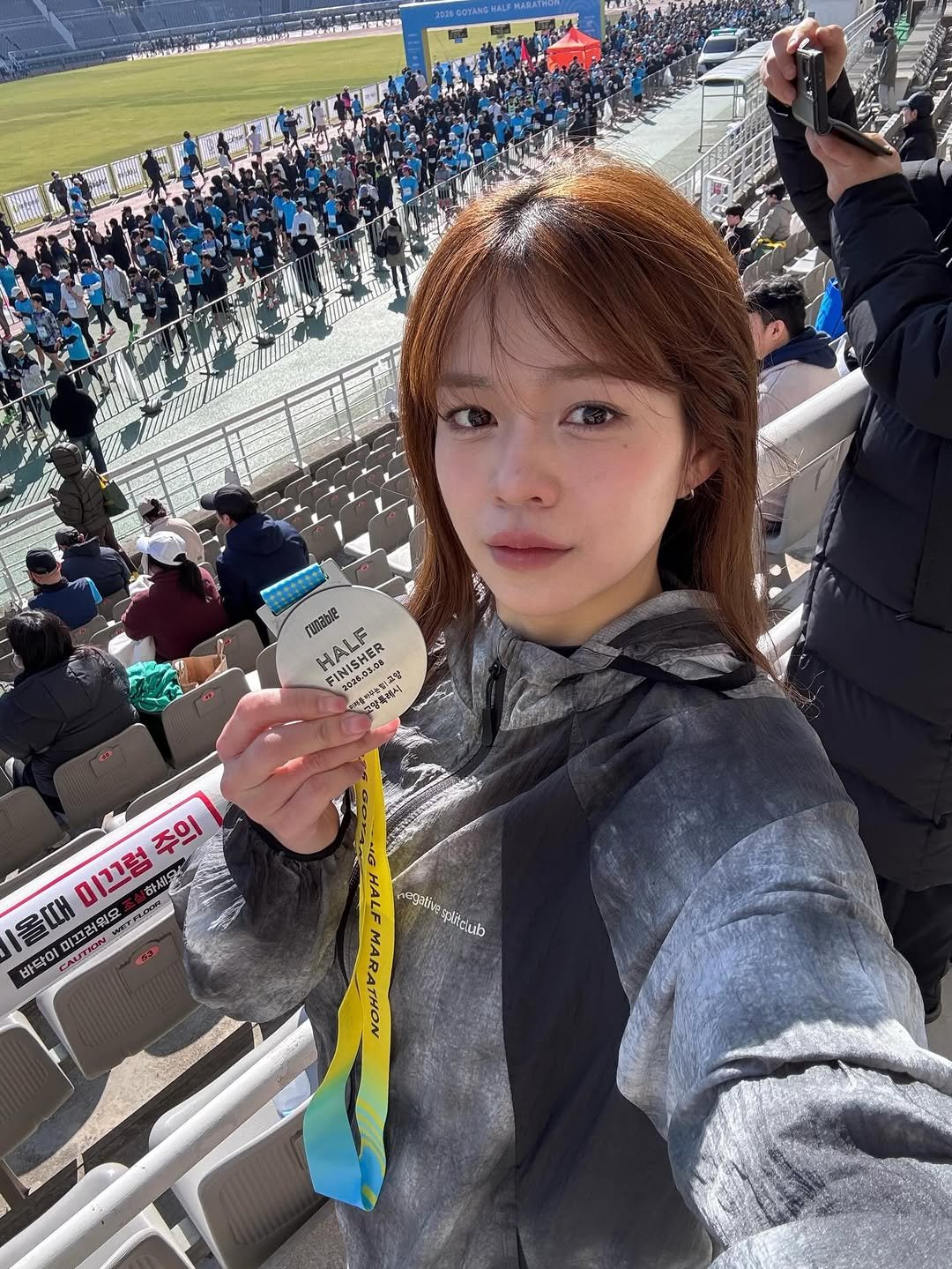 bobom_._ 게시물 이미지: 모르는 사람에게 부탁한 머쓱한 사진….
오랜만에 하프…
난 또.::...