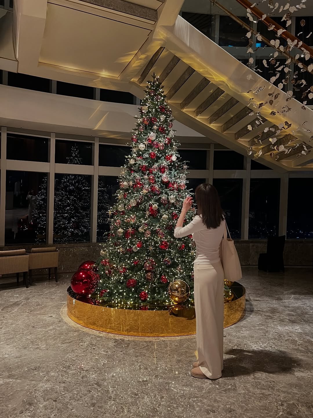 Photo by 밥프로디테  │  다이어트 · 피부관리 on December 25, 2025. May be an image of christmas tree, tinsel and text.