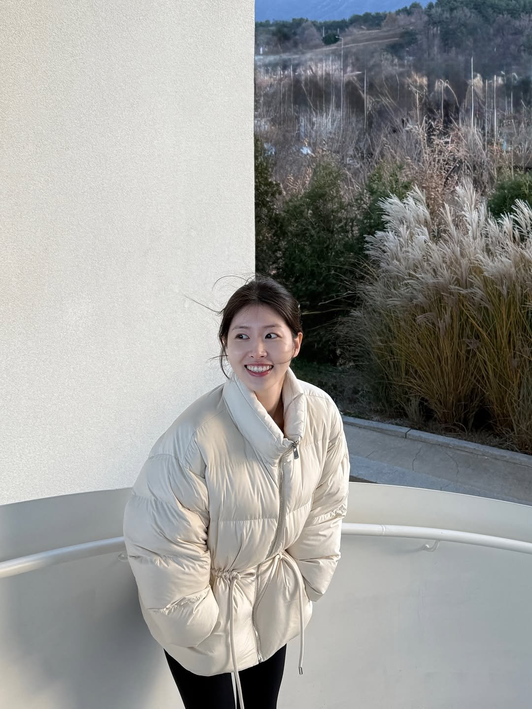 Photo by 밥프로디테  │  다이어트 · 피부관리 on December 18, 2025. May be an image of duffle coat, jacket, parka, outdoors and text.