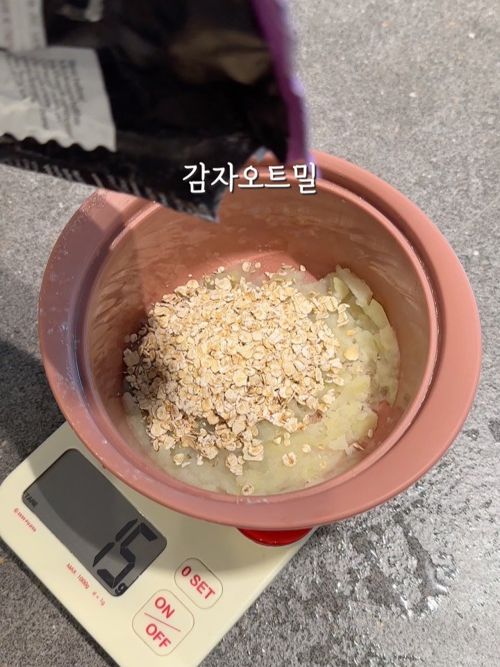 bobseol 게시물 이미지: 아침에 주로 오트밀로 아기메뉴 만들어주는데요
고구마 감자 계란 버섯
등등 넣어서...