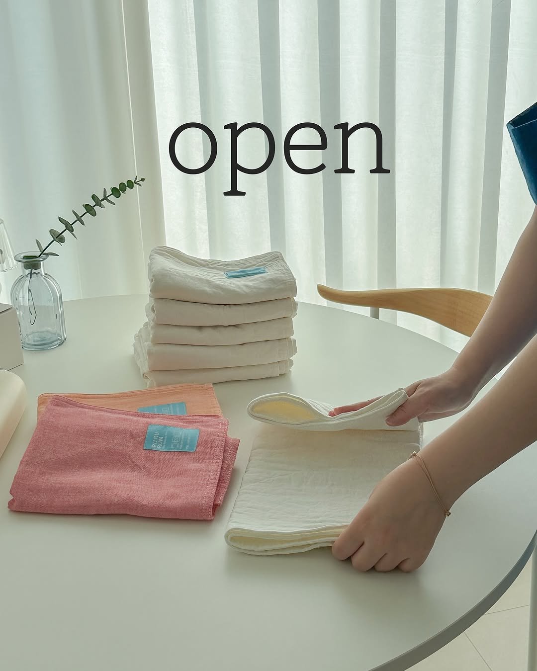 Photo by 밥설공주 on August 10, 2025. May be an image of 1 person, clothes iron, diaper, clothes hanger, napkin and text that says 'open'.
