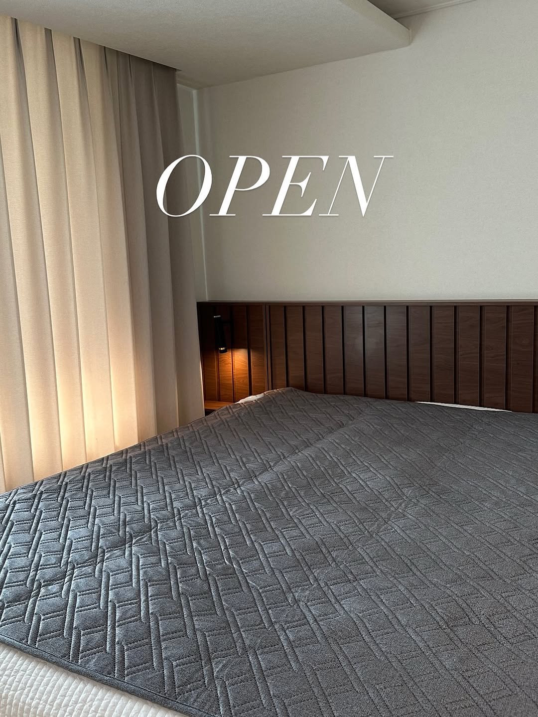 Photo by 밥설공주 on November 08, 2025. May be an image of headboard, mattress, indoors, bedroom and text.