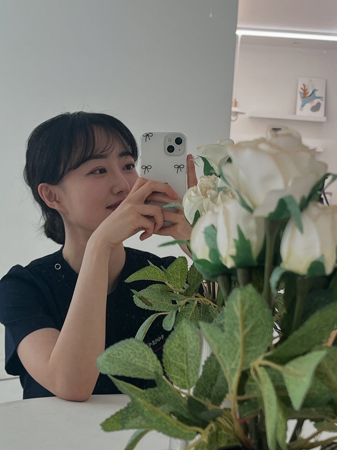 Photo by 바디힐즈 | 재활홈트 𝐍𝐨.𝟏 on June 10, 2025. May be a selfie of one or more people, hair, phone, mirror, baby's-breath, rose and text.