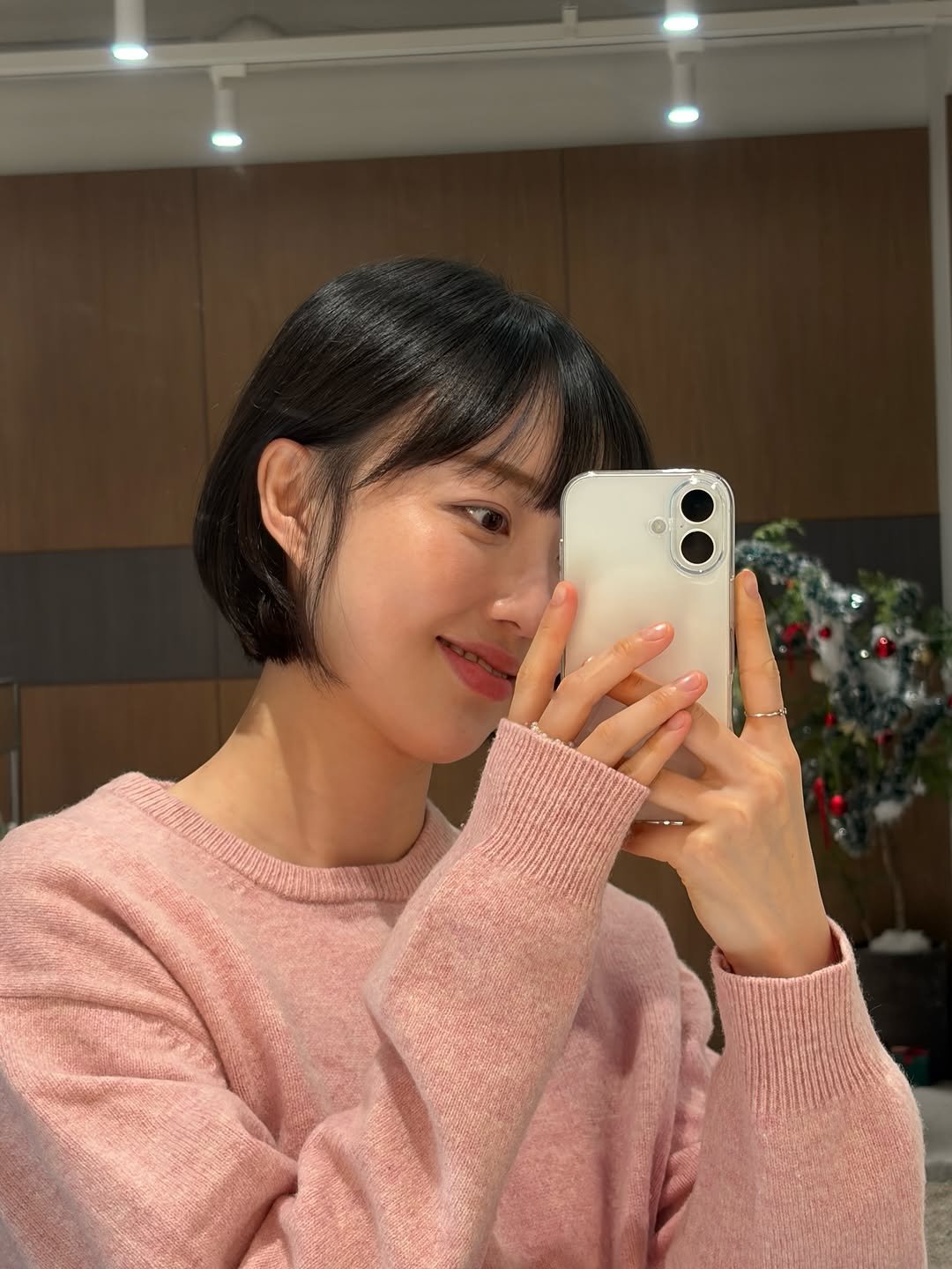 Photo by 바디힐즈 | 재활홈트 𝐍𝐨.𝟏 on December 17, 2025. May be a selfie of one or more people, hair, turtleneck, top, mirror, sweater and text.