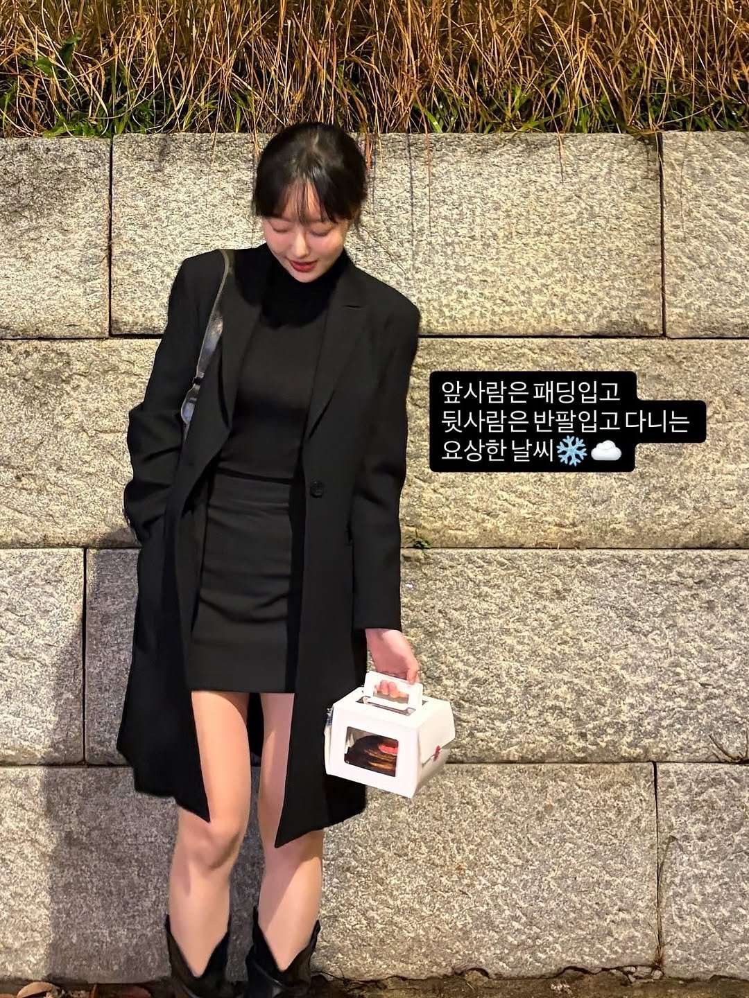 Photo by 바디힐즈 | 재활홈트 𝐍𝐨.𝟏 on November 03, 2025. May be an image of duffle coat, overcoat, blazer, suit and text that says '앞사람은 은 패딩입고 뒷사람은 뒷사람은반팔입고다니는 은 반팔입고 다니는 요상한날씨맛 恭 요상한 날씨'.