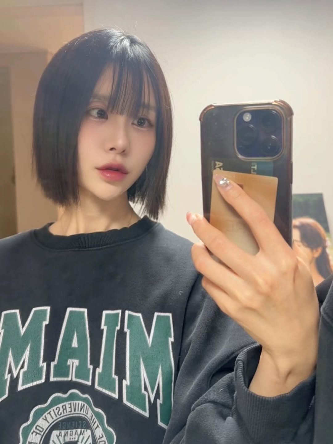 bodynmove_somi 게시물 이미지: 카메라가뿌연걸까 거울이뿌연걸까🥸

#selfies#daily#ootd#단발#🩷