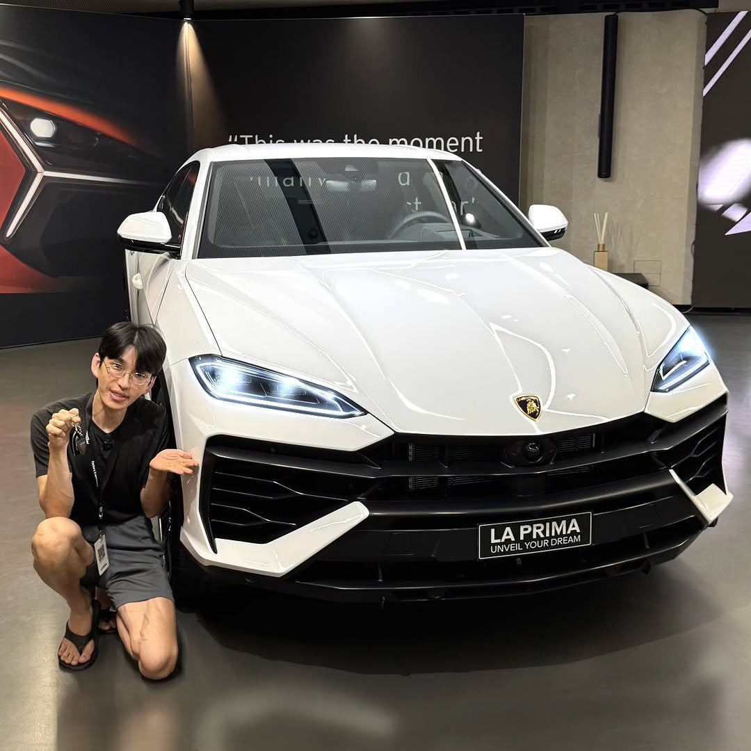 Photo by 보겸 on September 16, 2025. May be an image of 1 person, car, wheel and text that says 'WThinwaathamament + the mament UT TaN aNe V- a LA PRIMA ROREA REM M UNVEIL LAPRIMA YOU CURDREAM'.