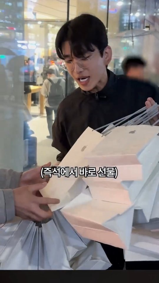 bokyem123_ 게시물 이미지: 보겸에게 아이폰 받는 방법 

#보겸 #보겸TV