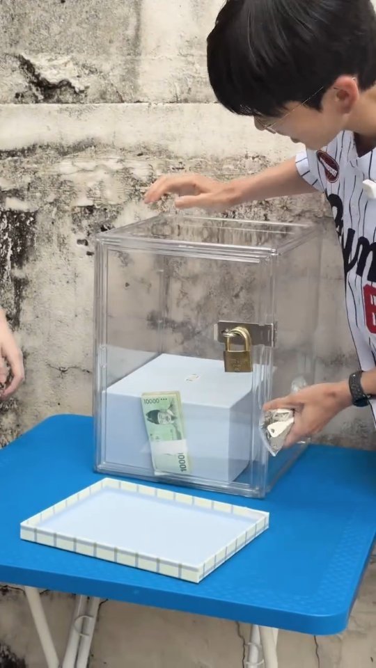 bokyem123_ 게시물 이미지: 자물쇠 열어서 안에있는 현금다발 다 가져가세요

#보겸 #보겸TV