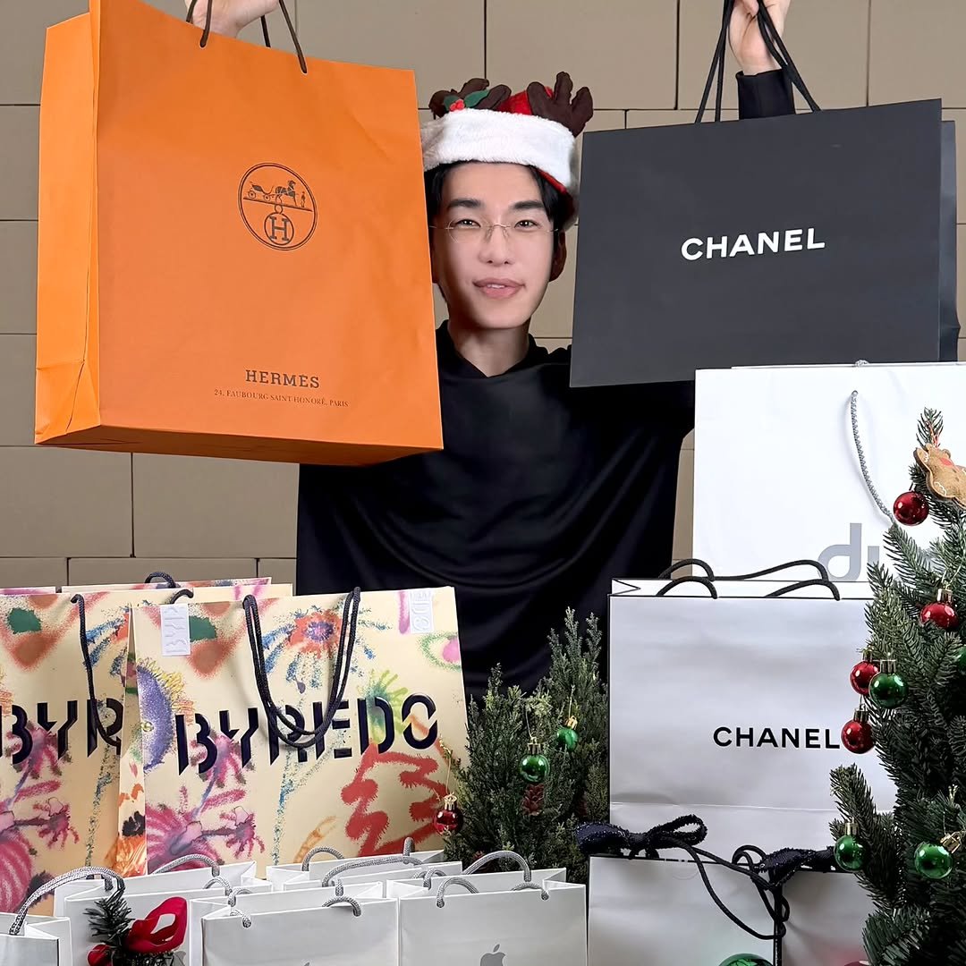 Photo by 보겸 on December 25, 2025. May be an image of one or more people, makeup, christmas tree, hamper and text.