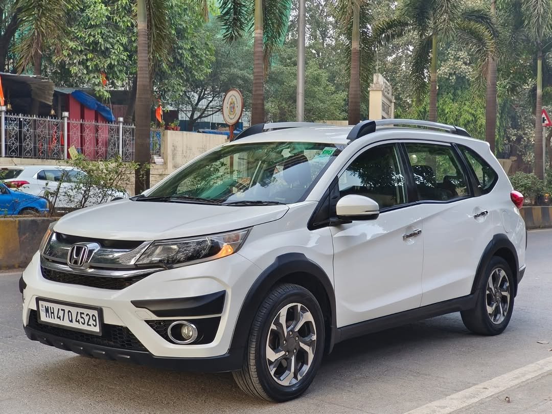 Photo by BOMBAY MOTORS on December 20, 2025. May be an image of sedan, minivan, wheel and text that says 'WH47 WH4704529 7 4529'.