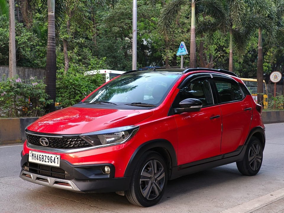 Photo by BOMBAY MOTORS on November 05, 2025. May be an image of ‎car, minivan, wheel and ‎text that says '‎TAN תמרה WH46BZ9641‎'‎‎.