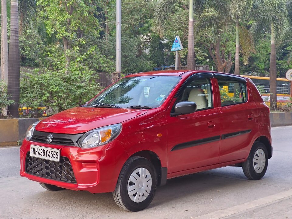 Photo by BOMBAY MOTORS on November 13, 2025. May be an image of car, van, minivan, wheel and text that says 'ι "NH43BY NH43BY4559 4559'.