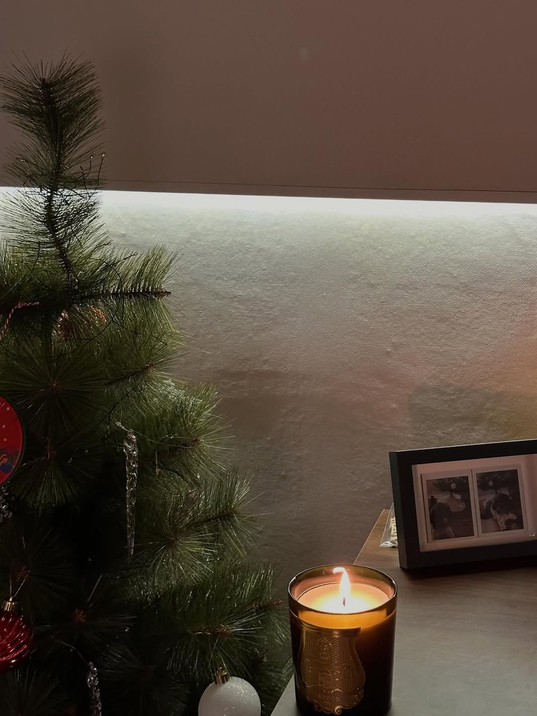 Photo by 최보민 (CHOI BOMIN) on December 31, 2025. May be an image of candle and tinsel.