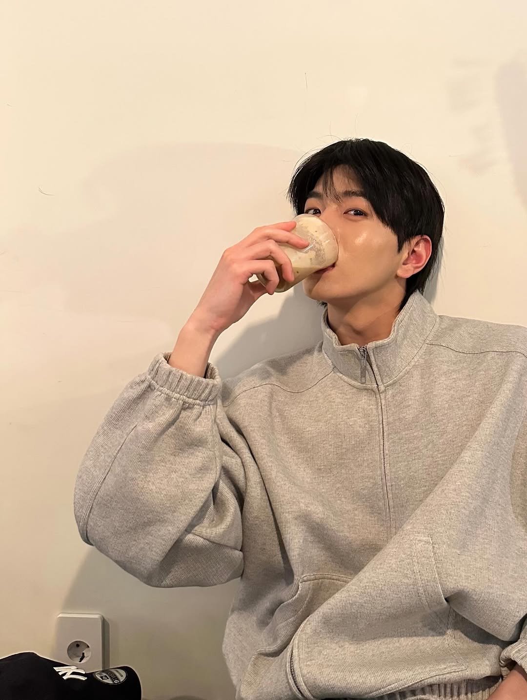 Photo by 최보민 (CHOI BOMIN) on March 17, 2026. May be an image of one or more people, hair, turtleneck, cornflower and text.